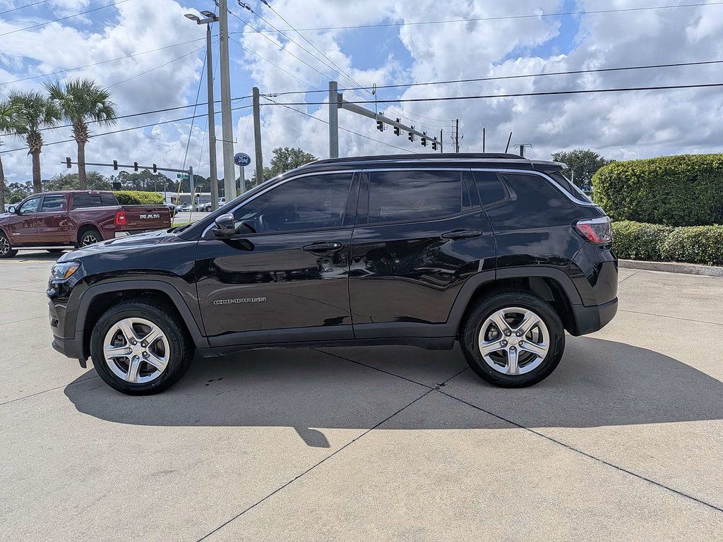 Used 2023 Jeep Compass Latitude w/ Convenience Group AWD/4WD image 7