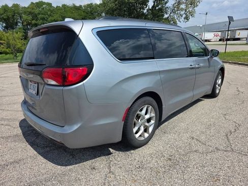Used 2019 Chrysler Pacifica Touring Plus w/ Tire & Wheel Group FWD image 2