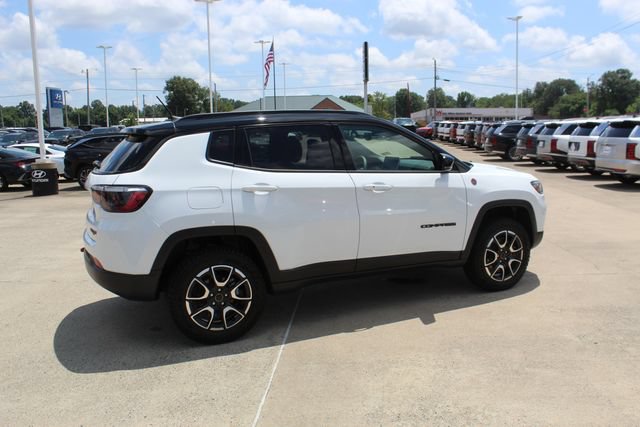 Used 2025 Jeep Compass Trailhawk AWD/4WD image 12