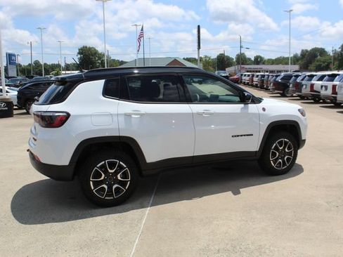 Used 2025 Jeep Compass Trailhawk AWD/4WD image 12