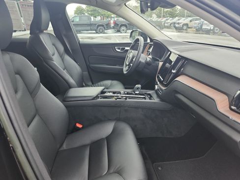 Used 2023 Volvo XC60 B5 Plus image 7