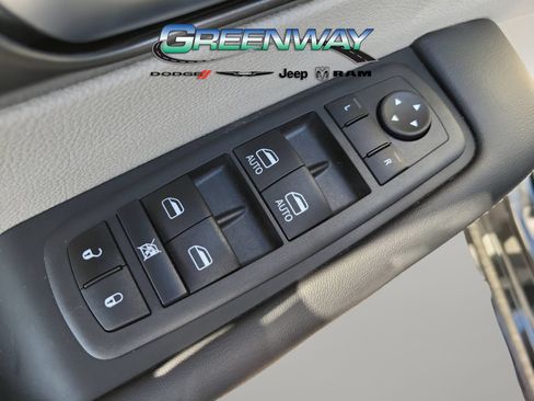 Used 2023 Chrysler Pacifica Touring-L FWD image 17