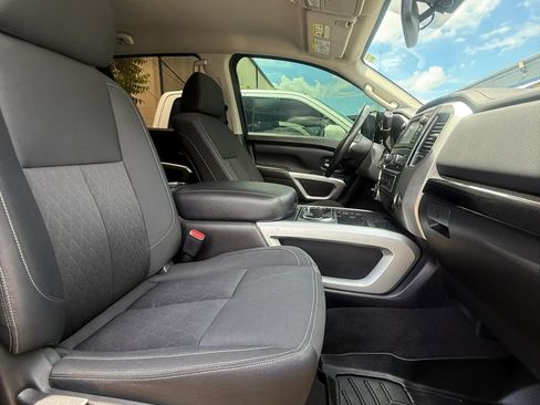 Used 2018 Nissan Titan SV w/ SV Convenience Package AWD/4WD image 18