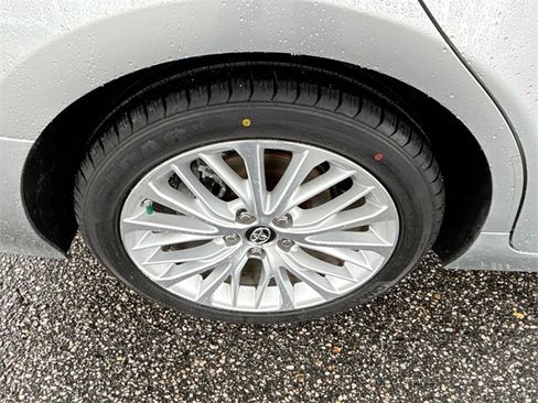 Used 2018 Toyota Camry XLE image 13