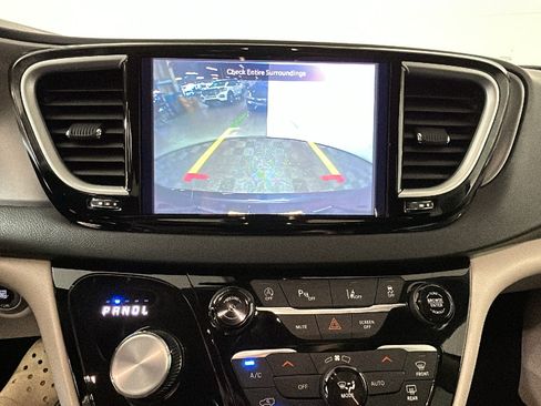 Used 2024 Chrysler Pacifica Touring-L FWD image 23