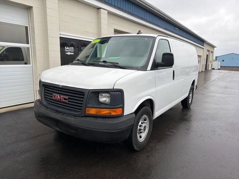 Used 2017 GMC Savana 2500 RWD image 3