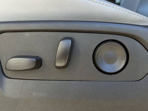 Used 2024 Chevrolet Suburban LT image 25