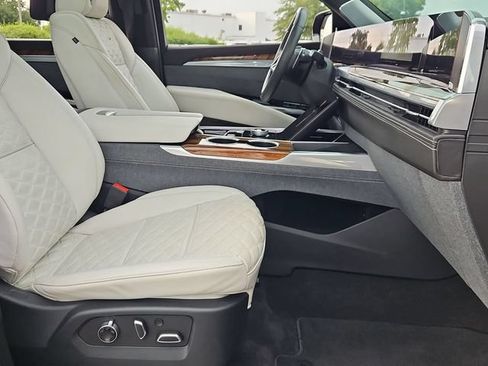 Certified 2025 Cadillac Escalade Sport Platinum AWD/4WD image 29
