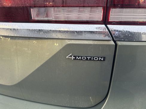 Used 2025 Volkswagen Atlas SEL Premium R-Line image 4