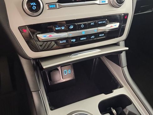 Used 2023 Ford Explorer XLT AWD/4WD image 18