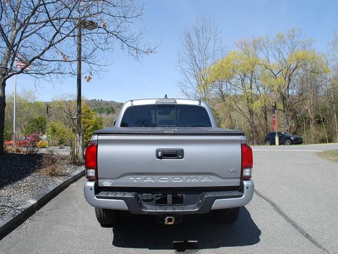 Used 2019 Toyota Tacoma TRD Sport w/ Technology Package AWD/4WD image 4