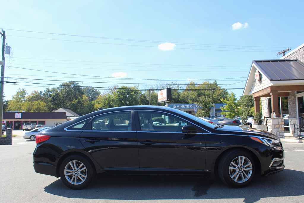 Used 2015 Hyundai Sonata SE w/ Option Group 09 FWD image 4