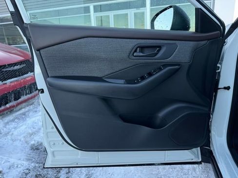 Used 2023 Nissan Rogue S image 9