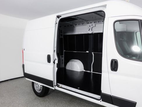 Used 2024 RAM ProMaster 2500 w/ Convenience Group image 14
