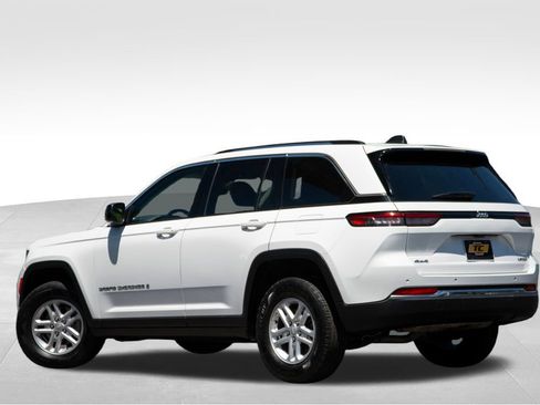Used 2023 Jeep Grand Cherokee Laredo AWD/4WD image 7