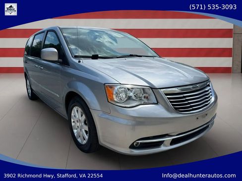 Used 2016 Chrysler Town & Country Touring FWD image 3