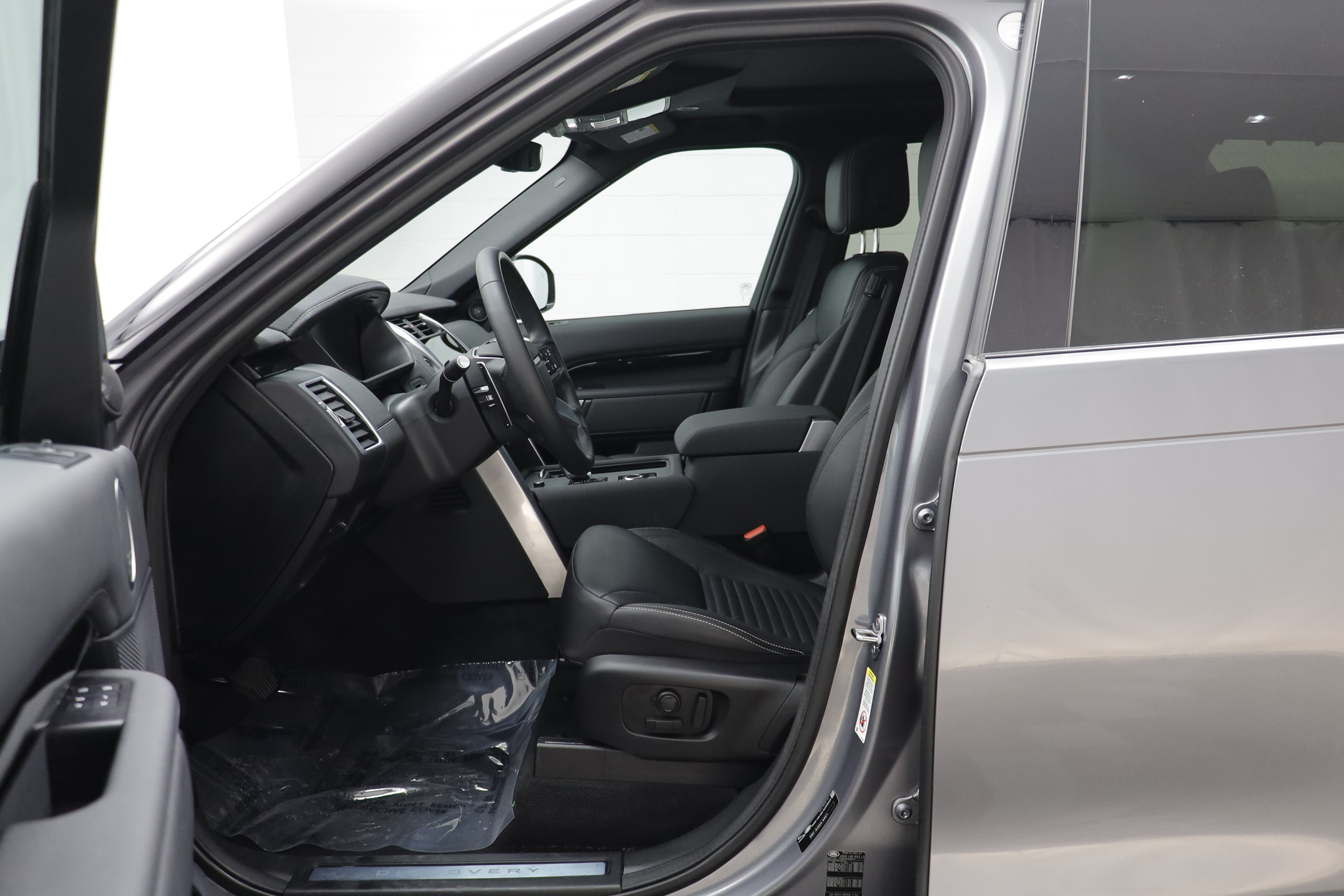Used 2025 Land Rover Discovery S AWD/4WD image 5
