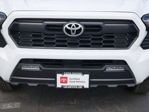 Certified 2024 Toyota Tacoma TRD Off-Road AWD/4WD image 9