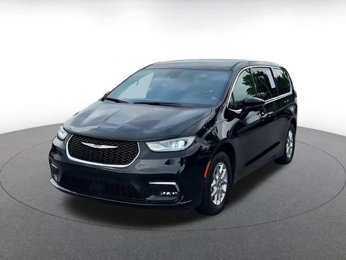 Used 2025 Chrysler Pacifica Select FWD image 5