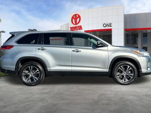 Used 2019 Toyota Highlander LE FWD image 3