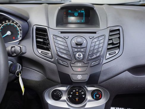 Used 2014 Ford Fiesta SE image 17