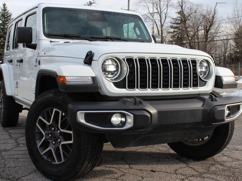 Used 2025 Jeep Wrangler Sahara AWD/4WD image 2