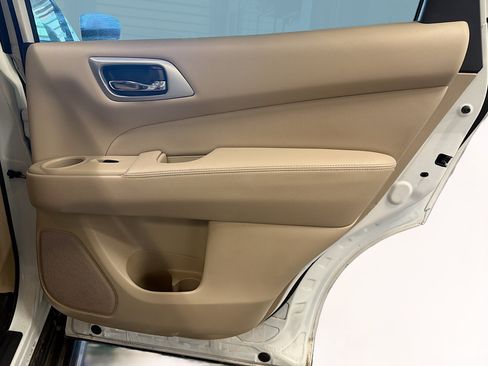 Used 2017 Nissan Pathfinder Platinum w/ Family Entertainment Package AWD/4WD image 33