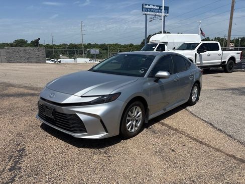 Used 2025 Toyota Camry LE w/ Convenience Package FWD image 3