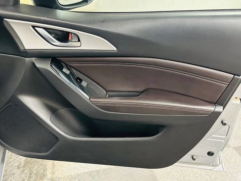 Used 2018 MAZDA MAZDA3 Touring FWD image 24