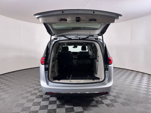 Used 2024 Chrysler Pacifica Limited image 12