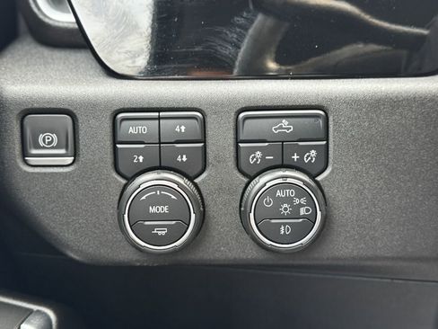 Used 2024 Chevrolet Silverado 2500 LT w/ Convenience Package image 9