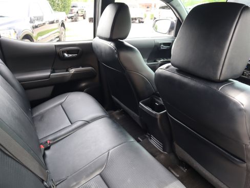 Used 2021 Toyota Tacoma TRD Sport w/ TRD Premium Sport Package AWD/4WD image 31