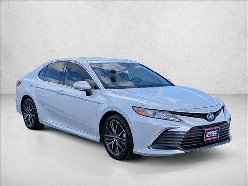 Used 2023 Toyota Camry XLE image 3