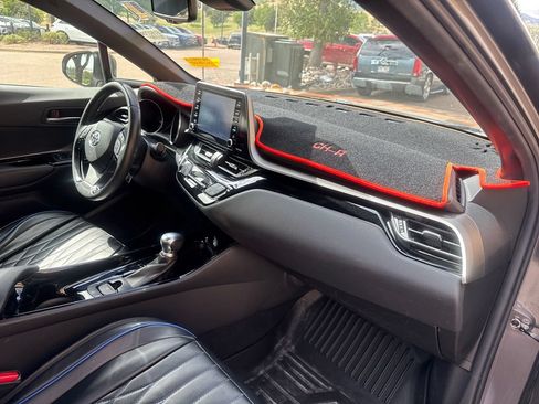 Used 2019 Toyota C-HR XLE FWD image 31