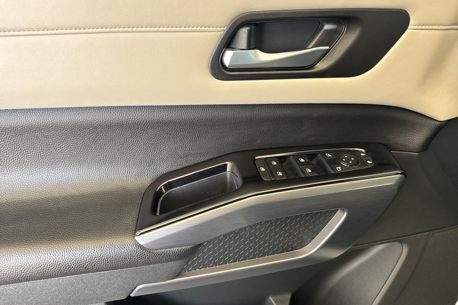 Used 2022 Nissan Pathfinder SL FWD image 10