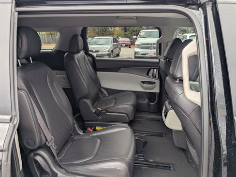 Used 2024 Kia Carnival LX image 11