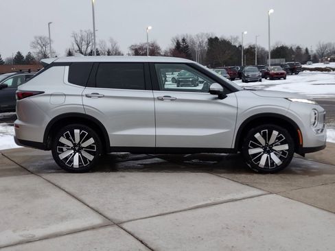 New 2026 Mitsubishi Outlander SE image 14