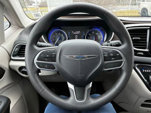 Used 2017 Chrysler Pacifica Touring FWD image 23