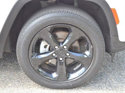 Used 2023 Jeep Grand Cherokee Altitude AWD/4WD image 10