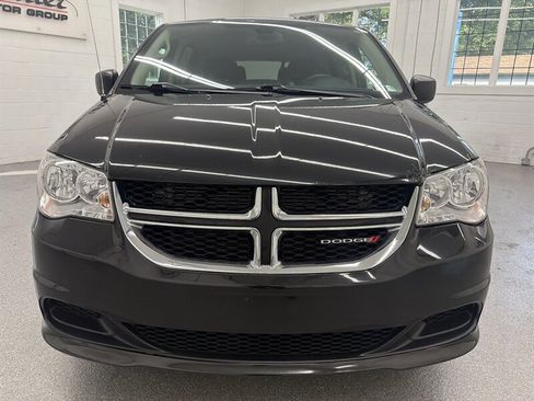Used 2018 Dodge Grand Caravan SE w/ UConnect Hands-Free Group FWD image 2