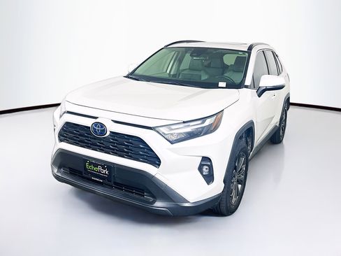 Used 2022 Toyota RAV4 XLE Premium image 3