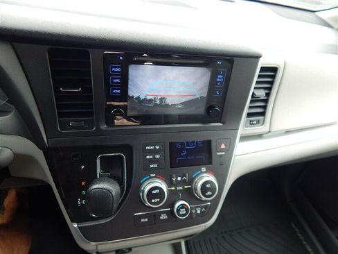 Used 2017 Toyota Sienna LE FWD image 33