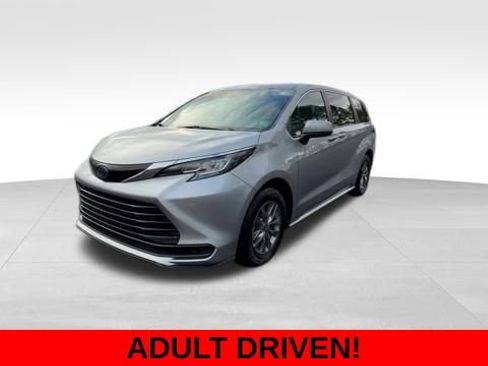 Used 2023 Toyota Sienna LE image 3