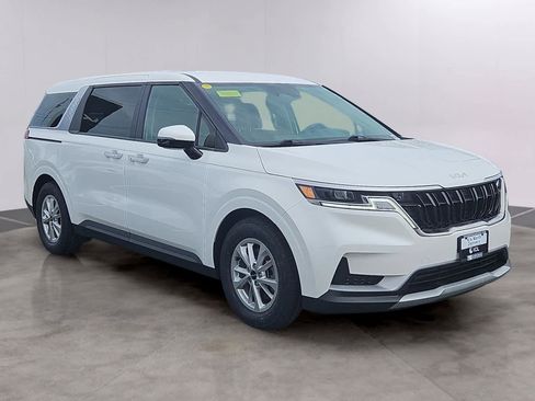 Used 2023 Kia Carnival LX image 3