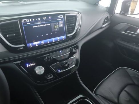 Used 2023 Chrysler Pacifica Limited w/ S Appearance Package FWD image 28