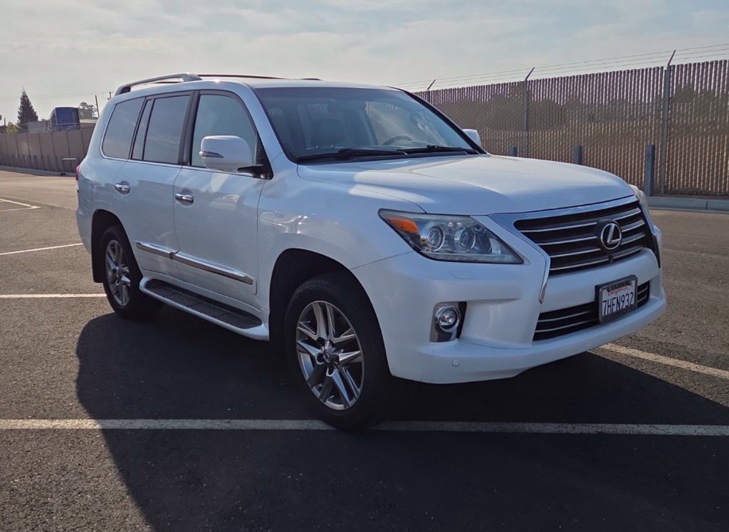 Used 2014 Lexus LX 570 4WD image 2