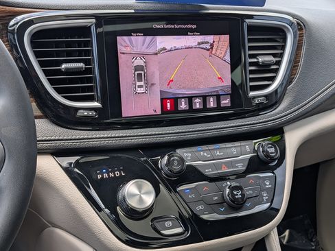 Used 2022 Chrysler Pacifica Limited image 32