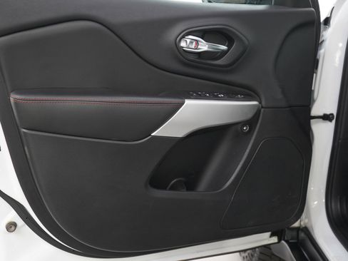 Used 2018 Jeep Cherokee Trailhawk w/ Cold Weather Group image 17