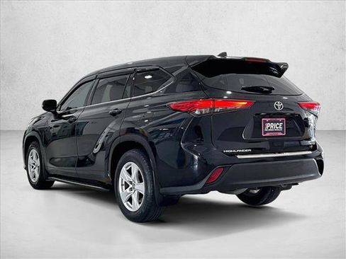 Used 2022 Toyota Highlander LE FWD image 13