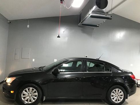 Used 2011 Chevrolet Cruze LS FWD image 4